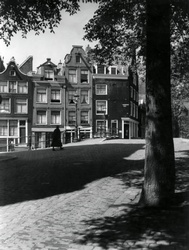 1832