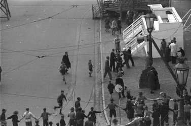 1932