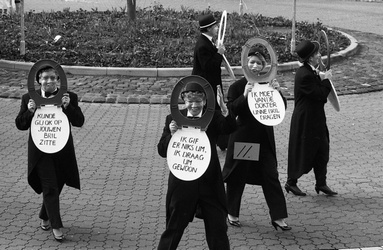 30520