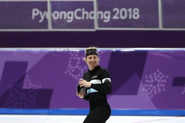 18562
