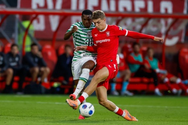 304977