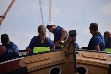 305813