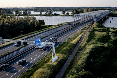 173137