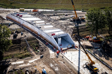 Tunnelbak bijna op zijn plek bij knooppunt Hooipolder