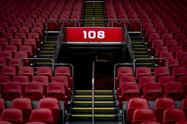 369469