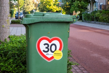 23352