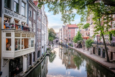 Achterkant van Magazijn de Vlijt vanaf de Gaardbrug met uitzicht op de Oudegracht in Utrecht