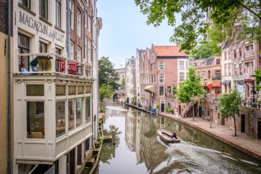 Achterkant van Magazijn de Vlijt vanaf de Gaardbrug met uitzicht op de Oudegracht in Utrecht