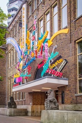 Kunstwerk 'Intellectual Heritage' boven de ingang van de Bibliotheek op het Neude in Utrecht