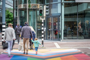 Nijntje stoplicht met Progress Pridevlag zebrapad in Utrecht