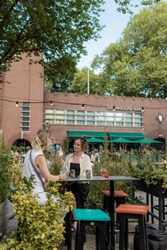 Twee vrouwen op het Ledig Erf