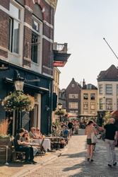 Terrassen bij de vismarkt in de zomer