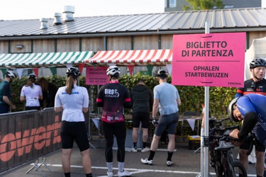 Fietsers in een rij voor een kraam