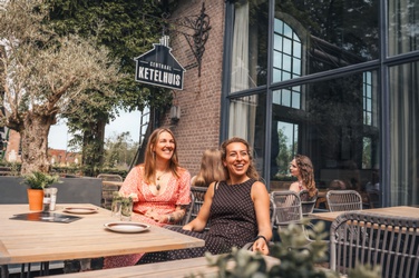 Twee vrouwen op het terras bij Centraal Ketelhuis