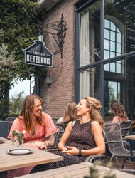 Twee vrouwen in café Centraal Ketelhuis in Amersfoort