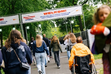 Mensen lopen richting het Bevrijdingsfestival Utrecht