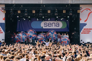 Mensen die hun armen in de lucht houden tijdens het Bevrijdingsfestival