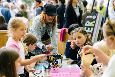 Kinderen die aan het knutselen zijn