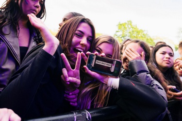 Twee jongeren die een selfie maken