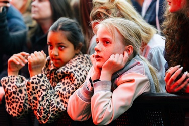 Kinderen bij een concert tijdens het Bevrijdingsfestival