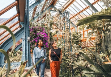 Twee vrouwen lopen door de Hortus