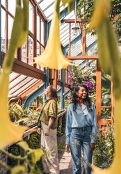 Twee vrouwen staan in de Hortus