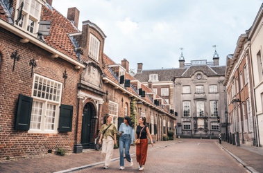 Drie vrouwen op de Lange Nieuwestraat