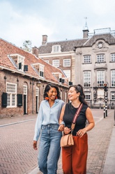 Twee vrouwen op de Lange Nieuwstraat