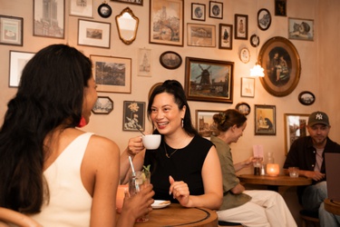 Twee vrouwen in een cafe