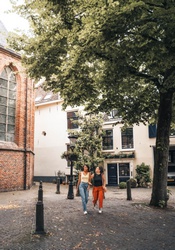 Twee vrouwen lopen langs de Geertekerk