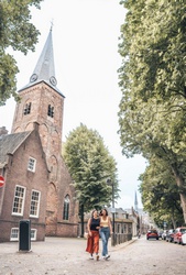 Twee vrouwen die over straat lopen in Utrecht