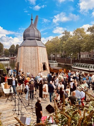Mensen op de vlonder bij de Stadskraan