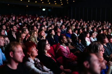Een grote zaal met mensen