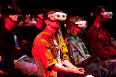 Mensen met VR brillen op