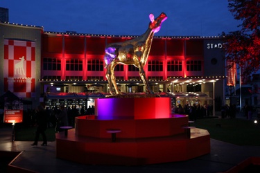 Het Gouden Kalf standbeeld met op de achtergrond Stadsschouwburg Utrecht