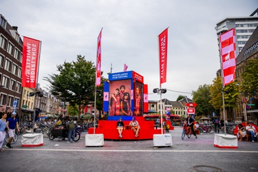 Twee mensen zittend op rode verhoging