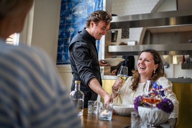 Een vrouw in het restaurant van het Munthuys