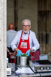 Een vrijwilliger eten aan het voorbereiden