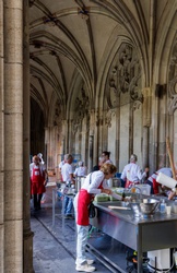 Een groep vrijwilligers die het Domplein diner aan het voorbereiden is