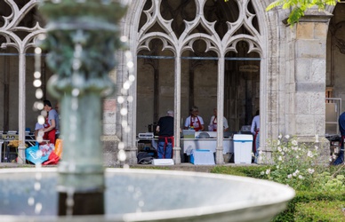 Een groep vrijwilligers die het Domplein diner aan het voorbereiden is