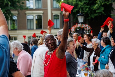 Een man die een rode servetje vast heeft