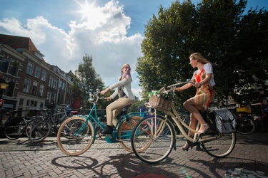 Twee vrouwen op een fiets