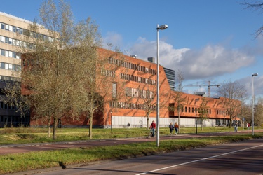 Marinus Ruppert gebouw met het fietspad