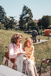 Een oma en kind bij Koetshuis café