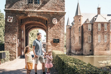 Twee kinderen met vader bij Slot Zuylen