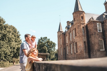 Twee kinderen kijken naar Slot Zuylen