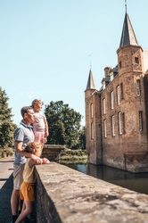 Man met kinderen bij Slot Zuylen