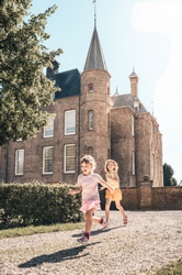 Twee kinderen rennen bij Slot Zuylen