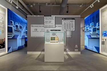 Een oude computer in een glazen doos
