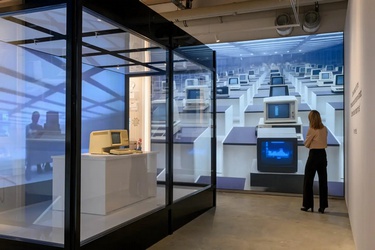 Een oude computer in een glazen doos